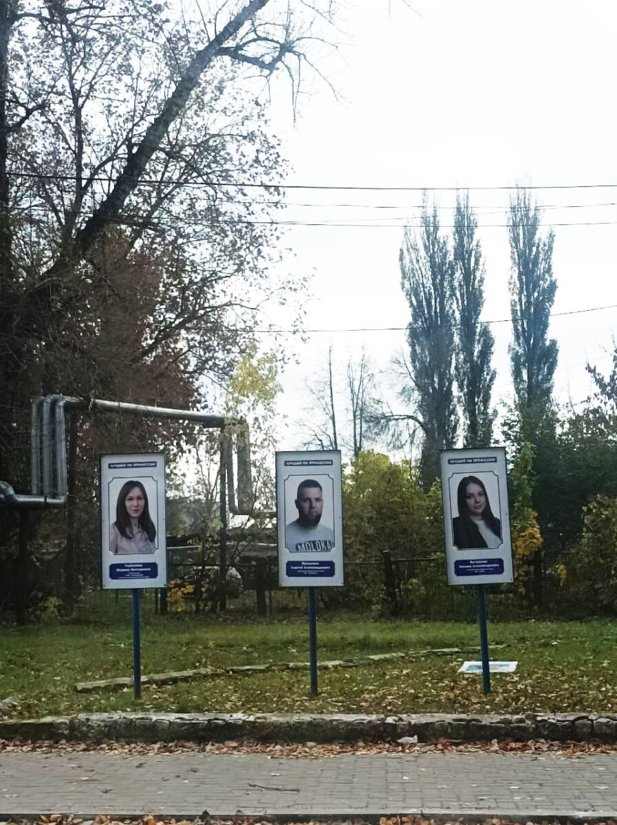 В Новозыбкове обновили портреты на аллее Передовиков