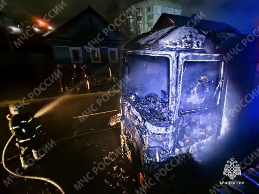 Грузовик сгорел в Брянске 