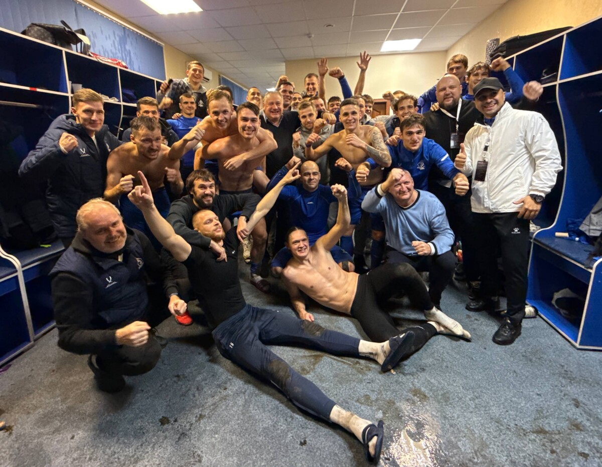 ФК Динамо-Брянск пригласил болельщиков на награждение команды Кубком и золотыми медалями LEON Второй лиги Б!