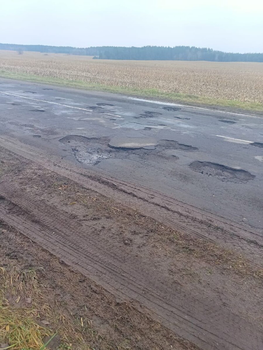 Дорога на Мглин Брянской области вся в рытвинах и колдобинах