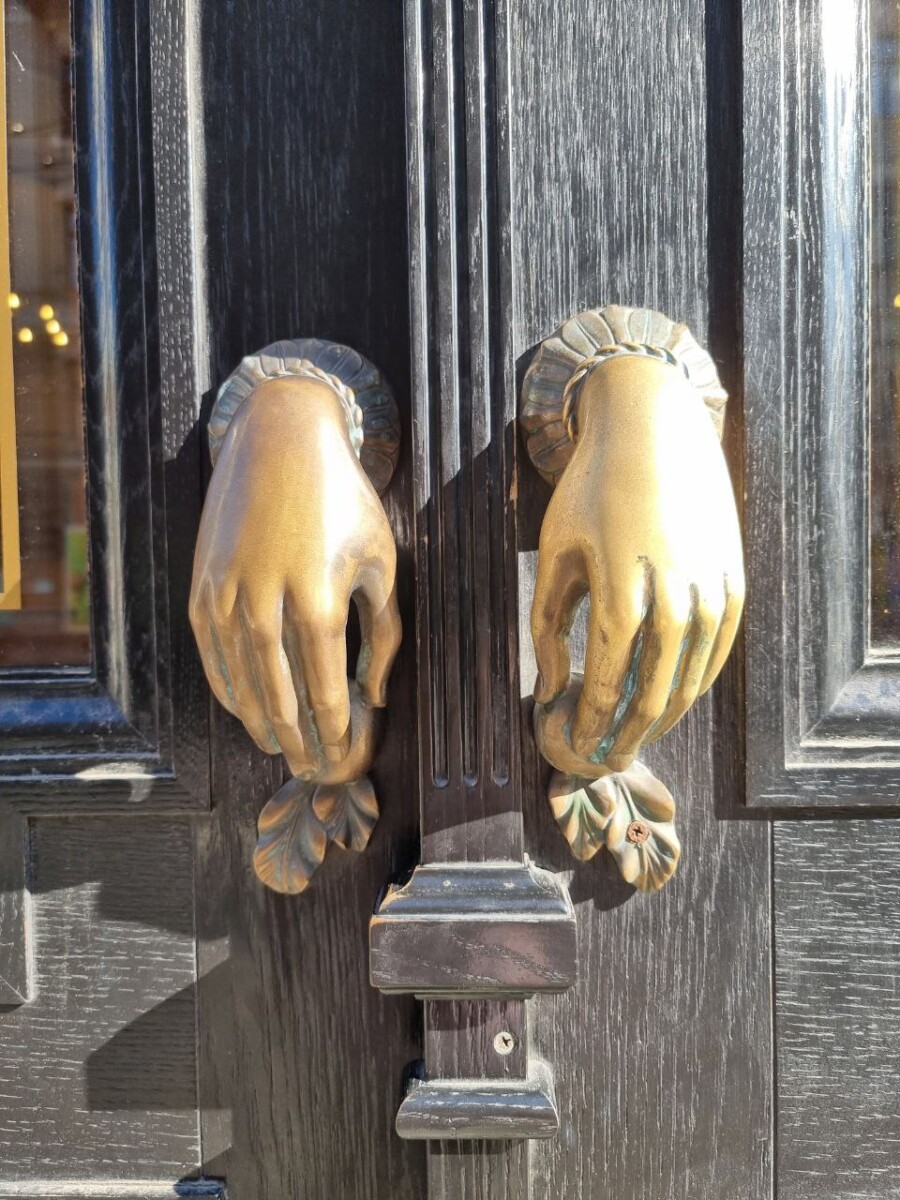 Сотрудники банка в Новозыбкове помогли спасти накопления женщине