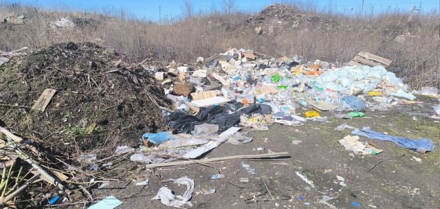 В Комаричах на территории бывшего мясокомбината образовалась стихийная свалка