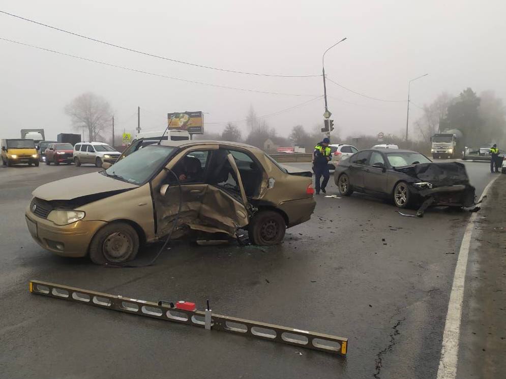 Неаккуратный водитель травмировал пассажирку в ДТП под Брянском