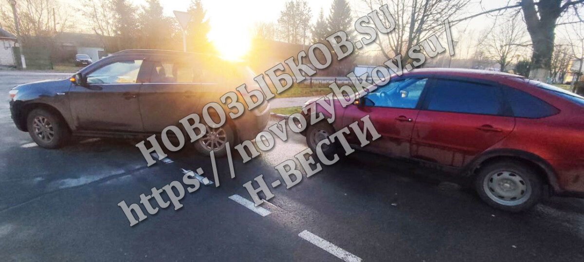 В Новозыбкове водитель сдал назад и наехал на припаркованный автомобиль
