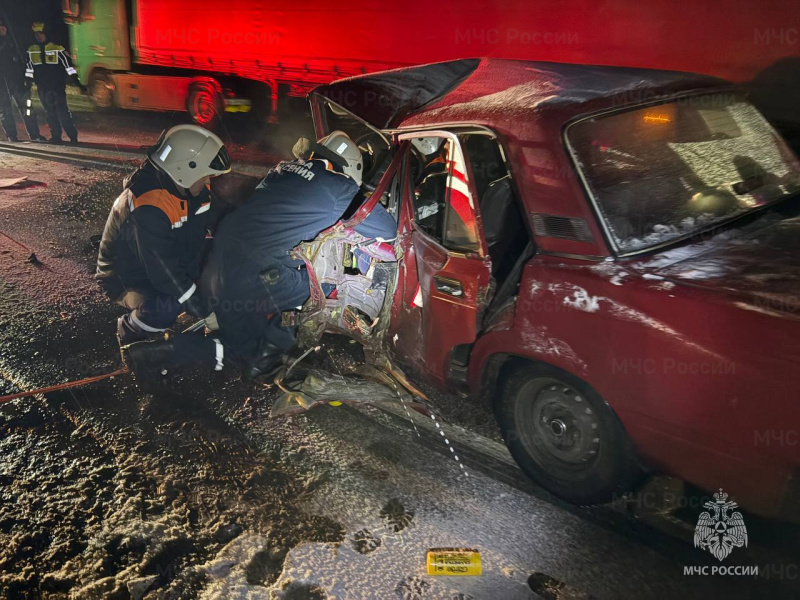 Спасателям пришлось доставать человека после аварии на брянской трассе