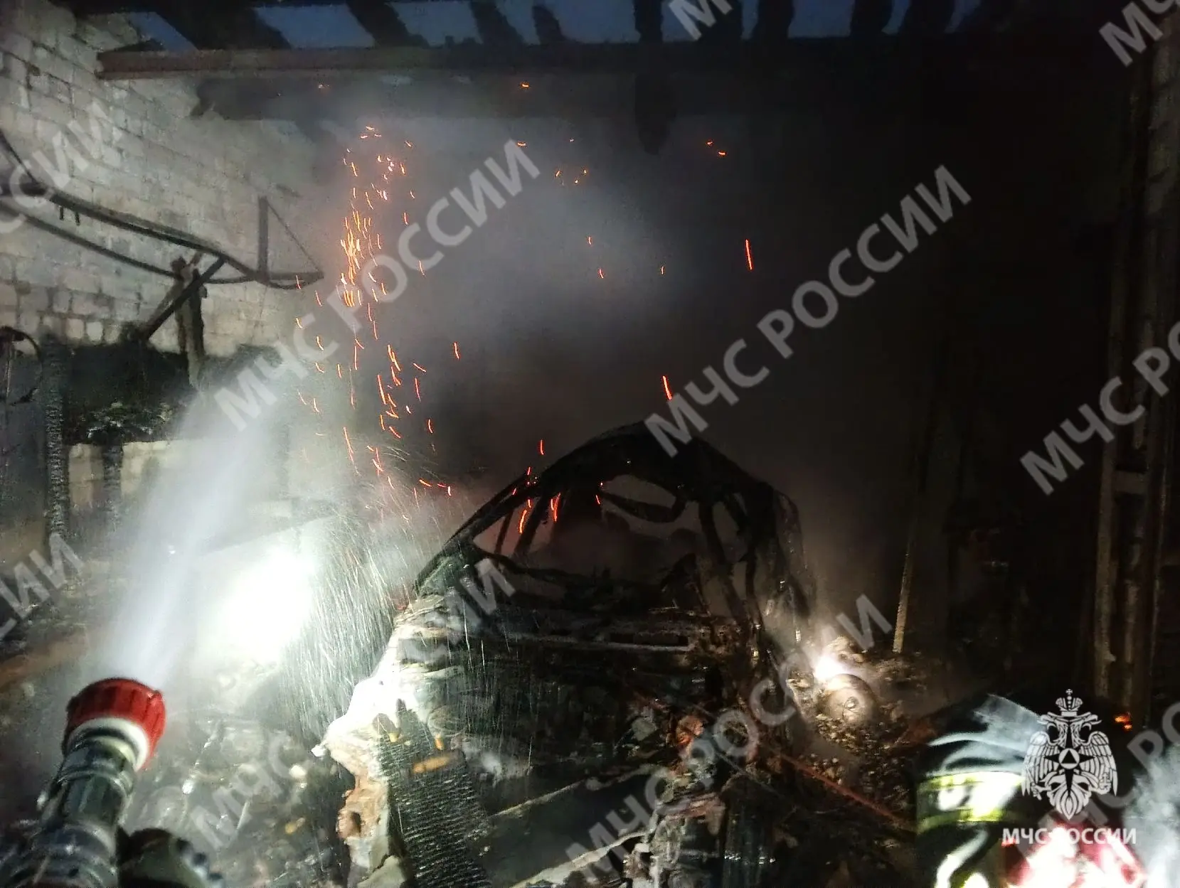 Пострадавших при пожаре в гараже в Брянске нет