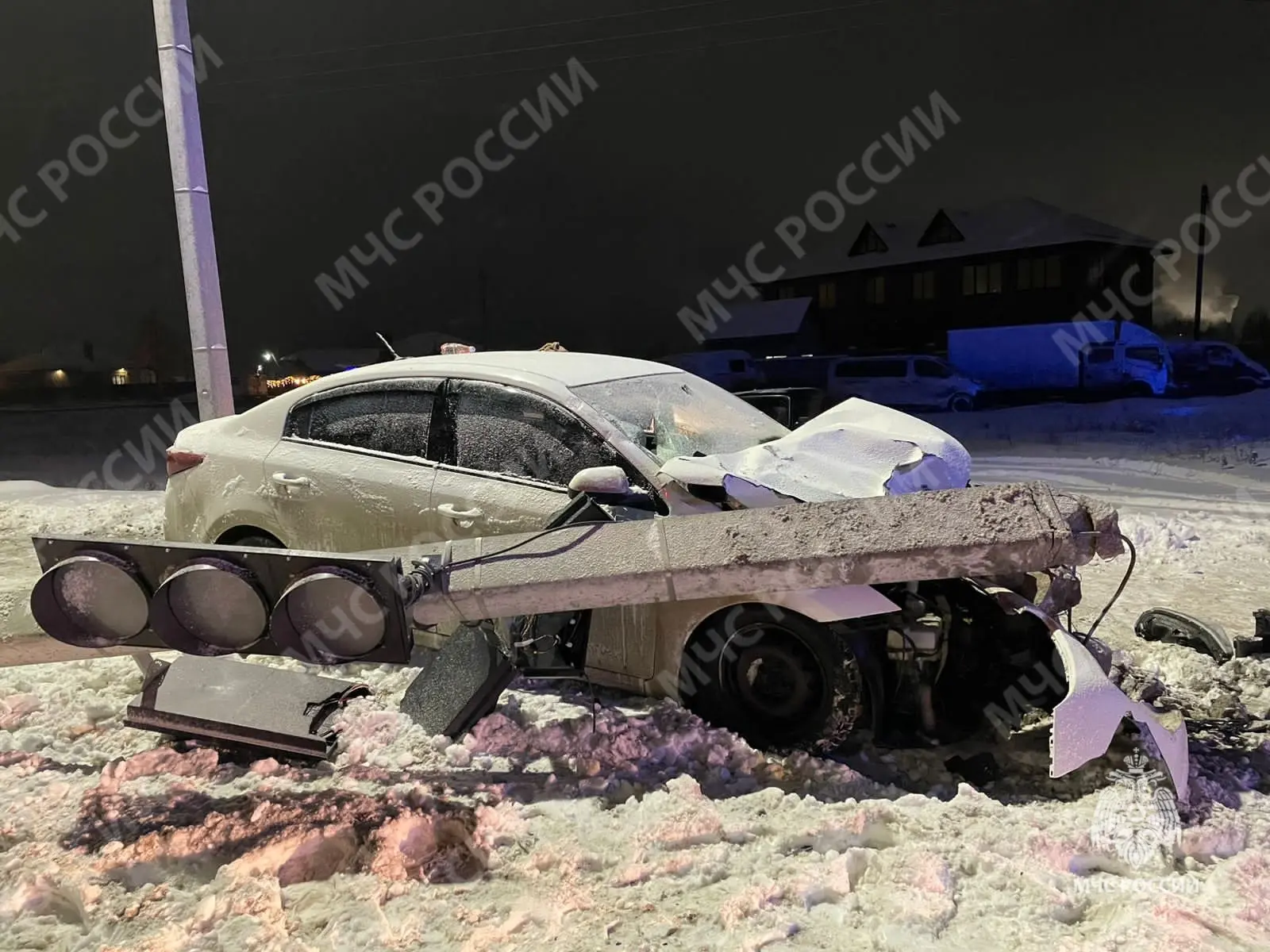 Легковушка снесла столб вместе с светофором в Брянске