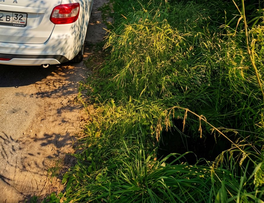 В поселке Локоть в открытый люк упал мальчик, выжил