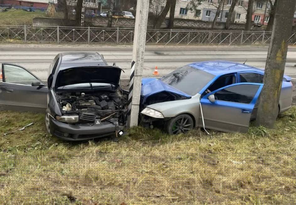 В Брянском районе один водитель не уступил другому, машины разбиты