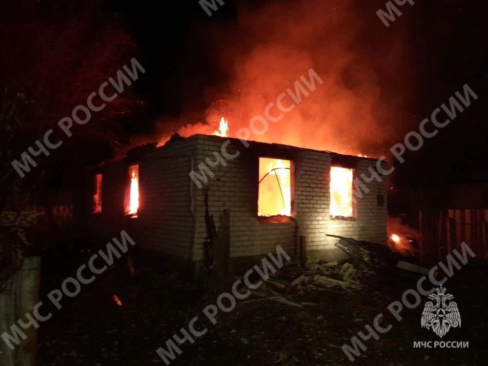 Два дома сгорели ночью в Почепском районе