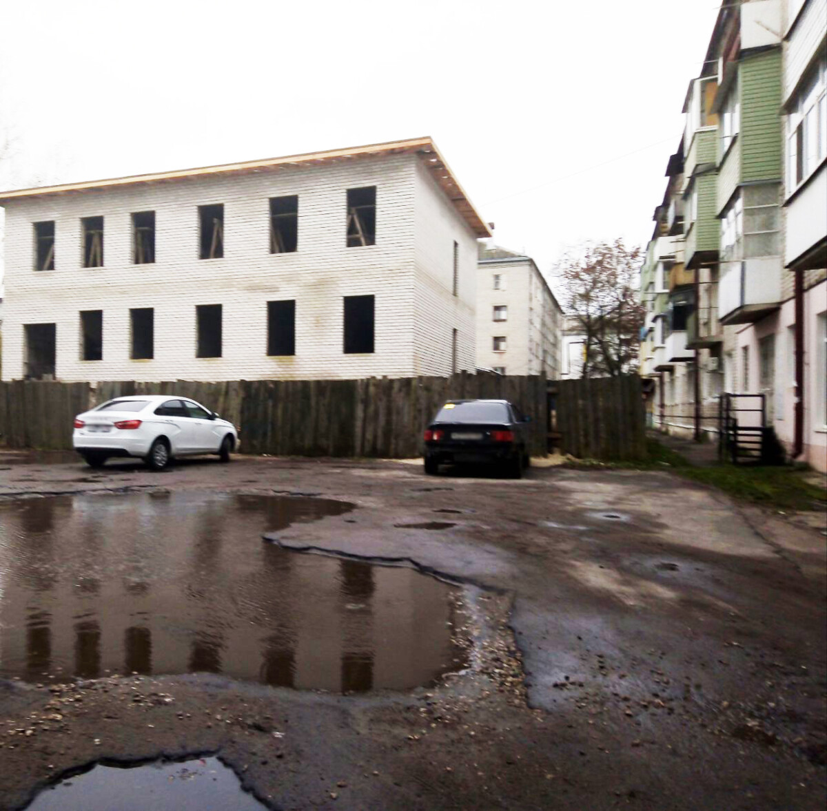 Огромная яма вместо двора в Новозыбкове