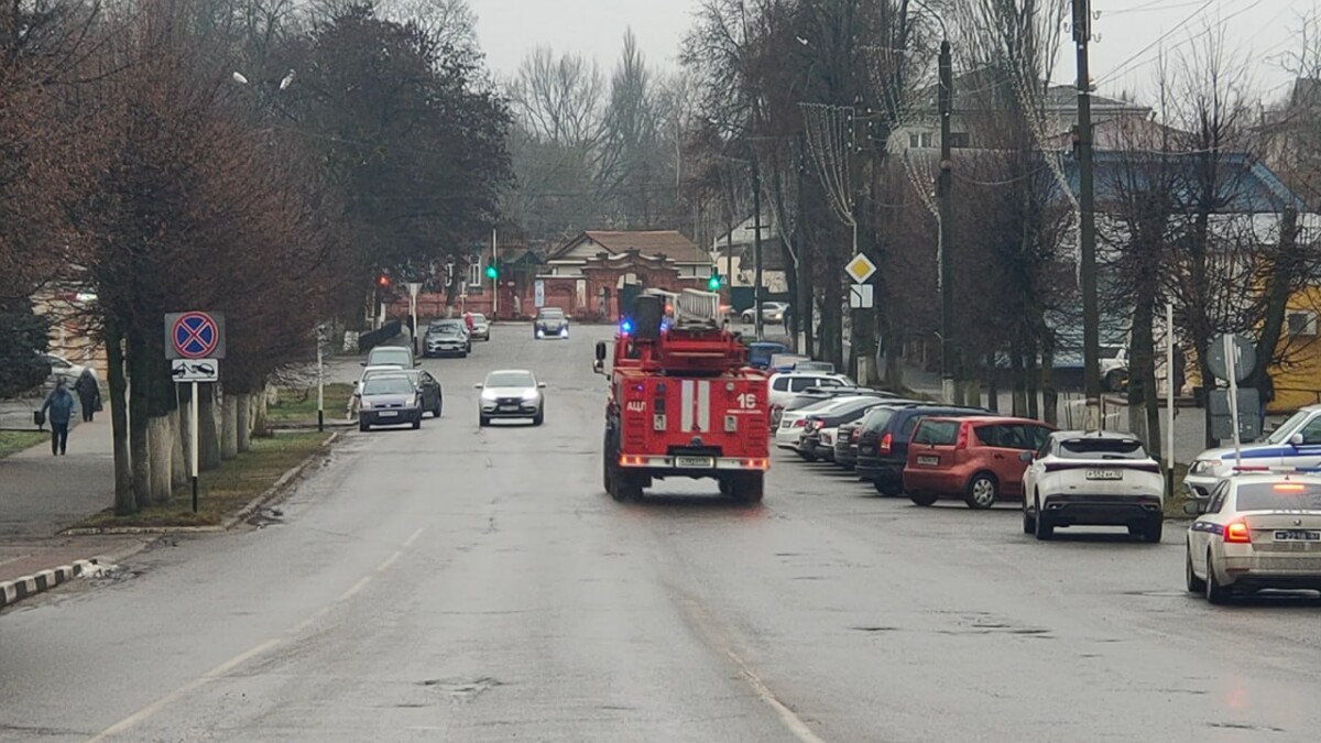 В Новозыбкове пожилая женщина оказалась за захлопнувшейся дверью