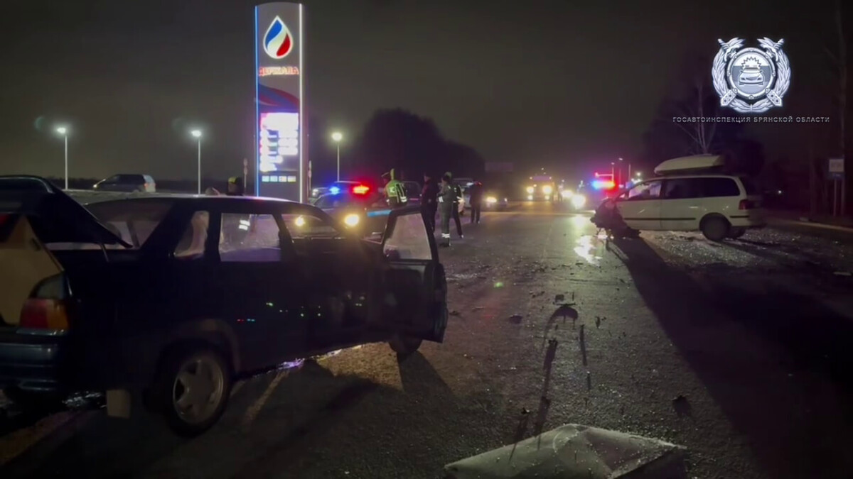 Водитель автомобиля ВАЗ погиб в тройной аварии под Брянском