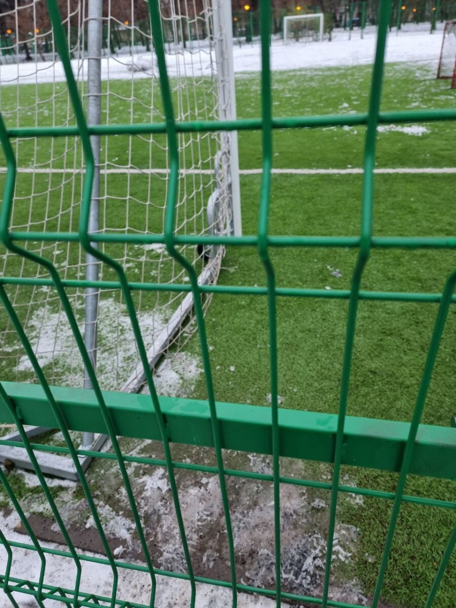 В Брянской области подрядчик потратил деньги, а стадион сдал с большим браком