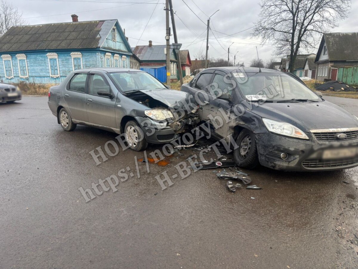 Два водителя встретились на перекрестке в Новозыбкове, произошла авария