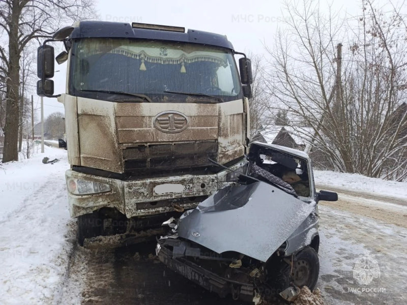 Грузовик подмял под себя легковушку на брянской трассе