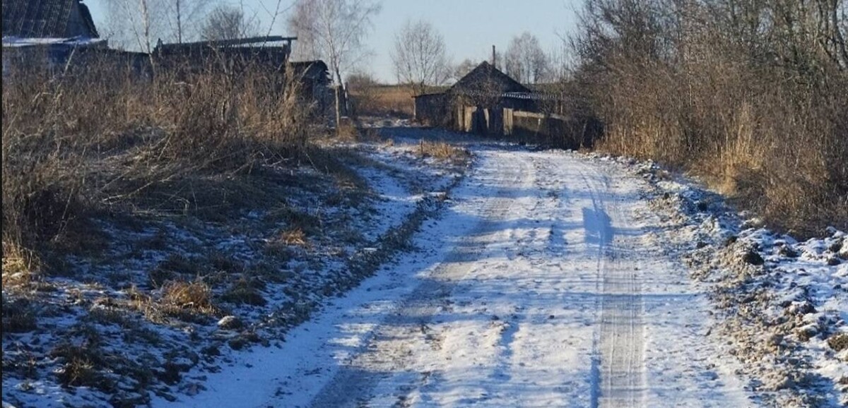 Ямы и колейность увидела на дороге прокуратура Жирятинского района, но не власти