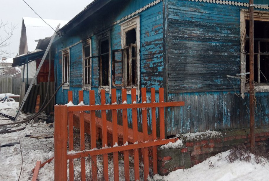 В брянских Белых Берегах сгорел жилой дом, семья выжила