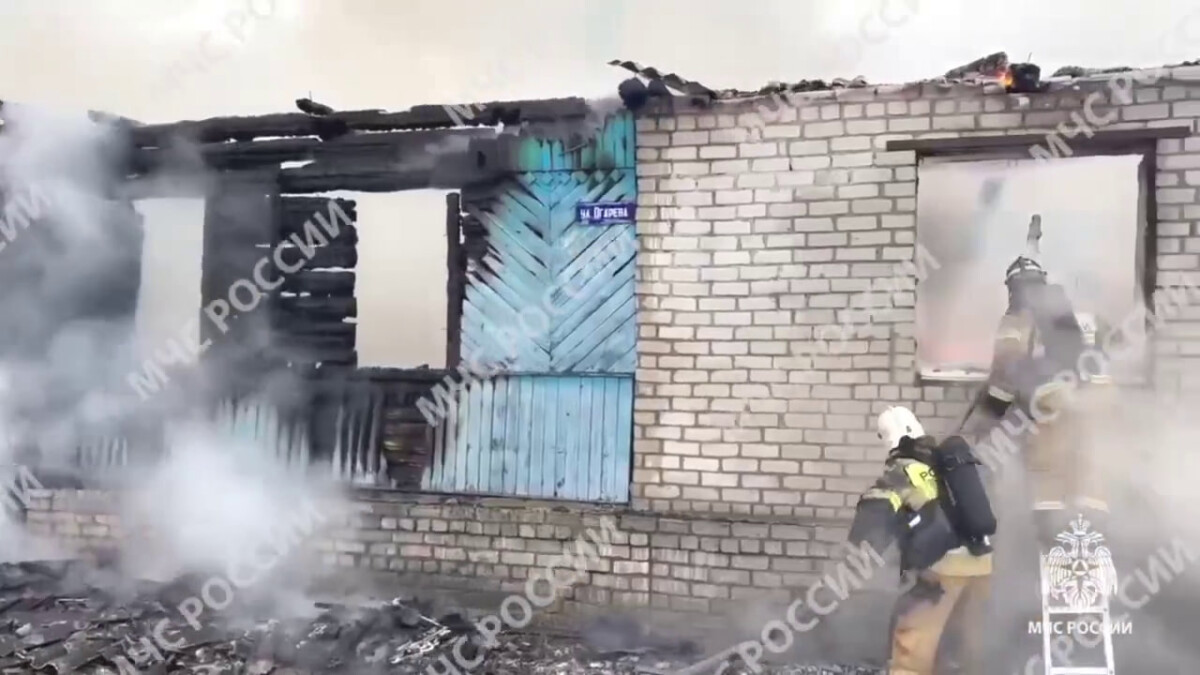 Пожар уничтожил жилой дом в Брянске