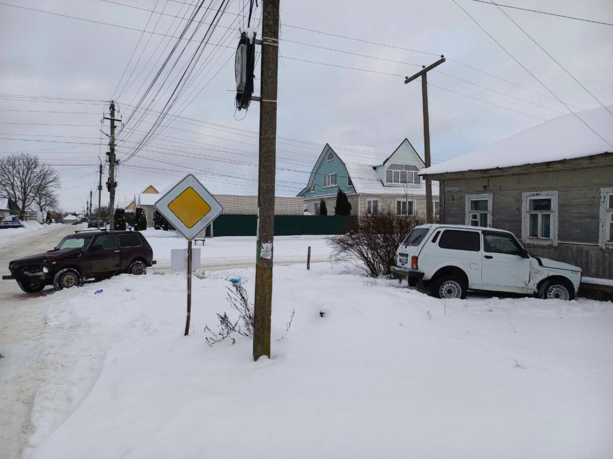 В дорожной аварии автомобиль бросило на дом в Карачеве