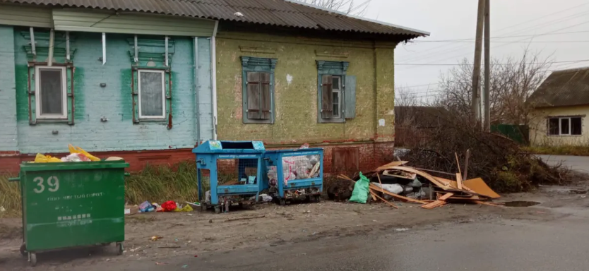 Дом на перекрестке в Новозыбкове всё ещё окружён мусором 