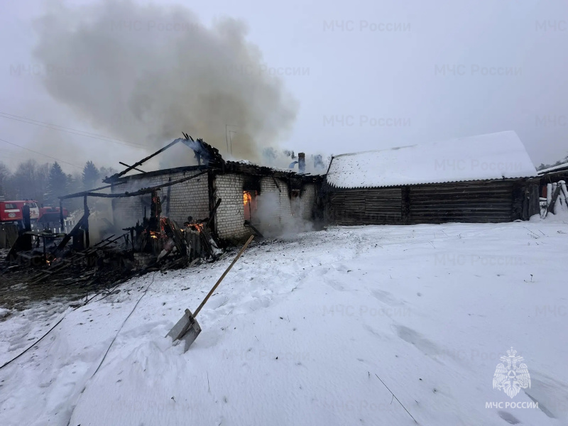 В поселке Брянской области сгорел дом, есть пострадавший