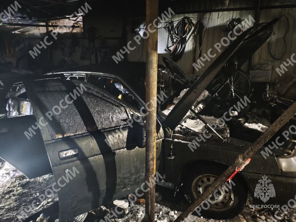 Ночью в Брянске горел автомобиль