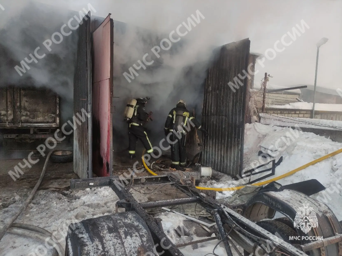 Производственный цех и гараж сгорели в Брянске