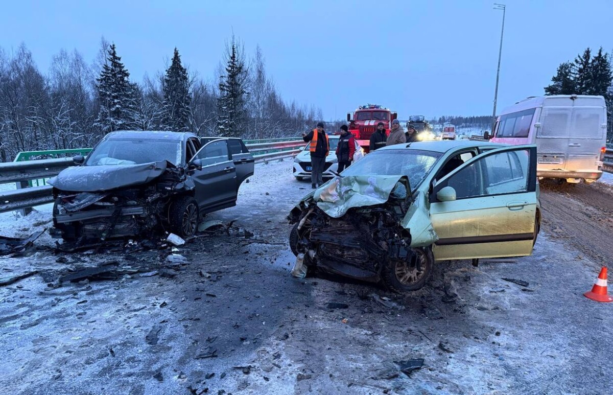 На брянской трассе столкнулись Hyundai и Geely