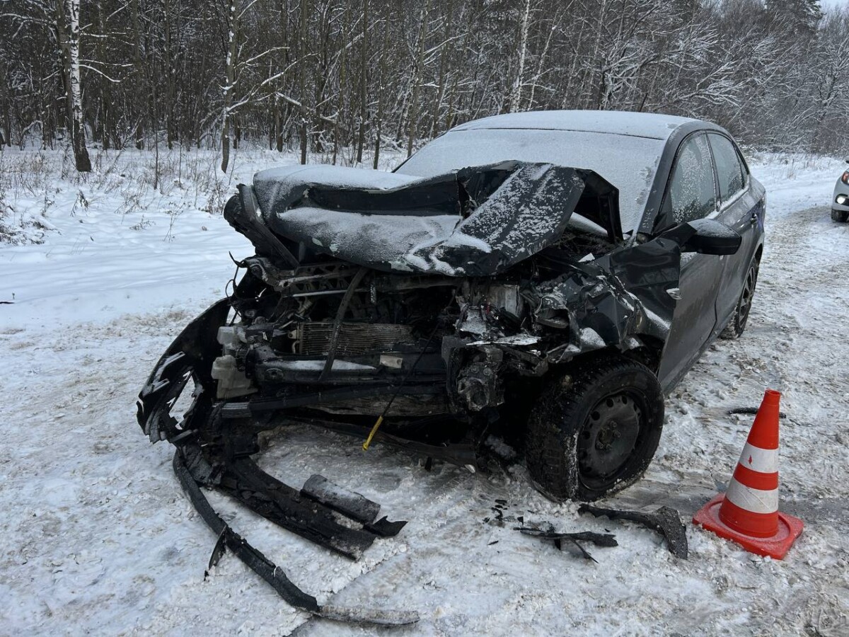 Шесть человек получили травмы в аварии с двумя авто на брянской трассе