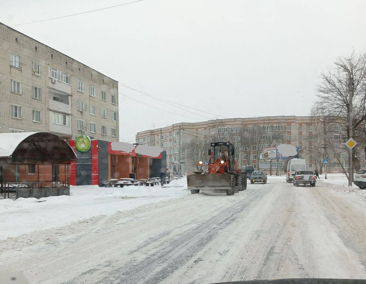 Десять снегоуборочных машин вышли на дороги Новозыбковского округа