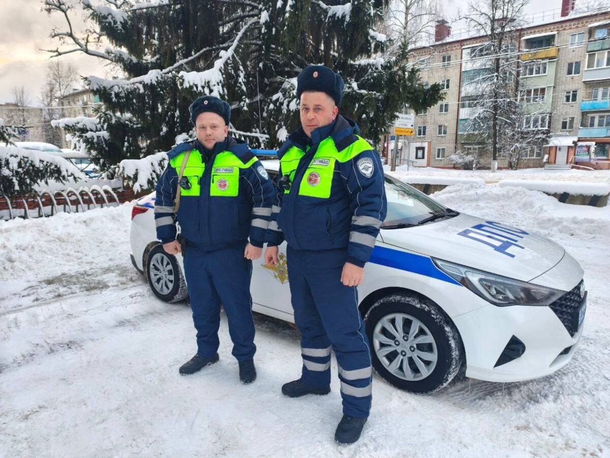 В Брянской области из горящей машины семье помогли эвакуироваться госавтоинспекторы