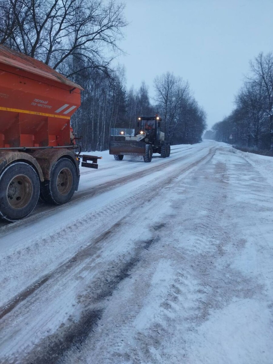 Дороги Брянской области пытаются очистить от снега