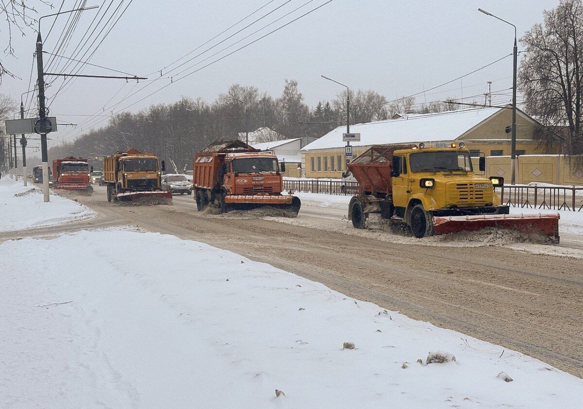 Снег в Брянске убирают 58 спецмашин