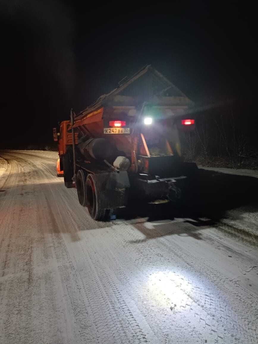 На дорогах Брянской области снежный накат, дорожники призывают лишний раз не выезжать