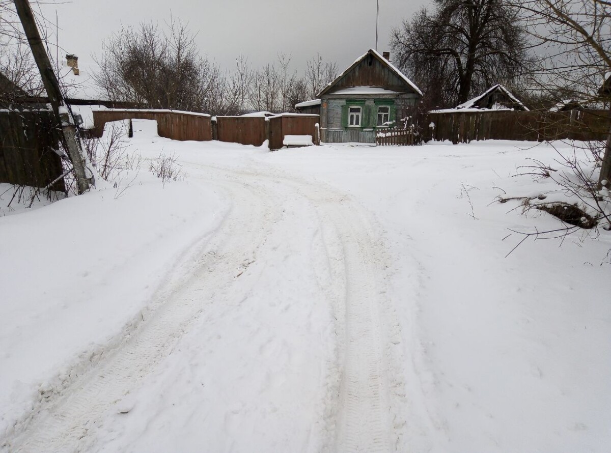 Снежное месиво на дорогах села в Новозыбковском округе Брянской области