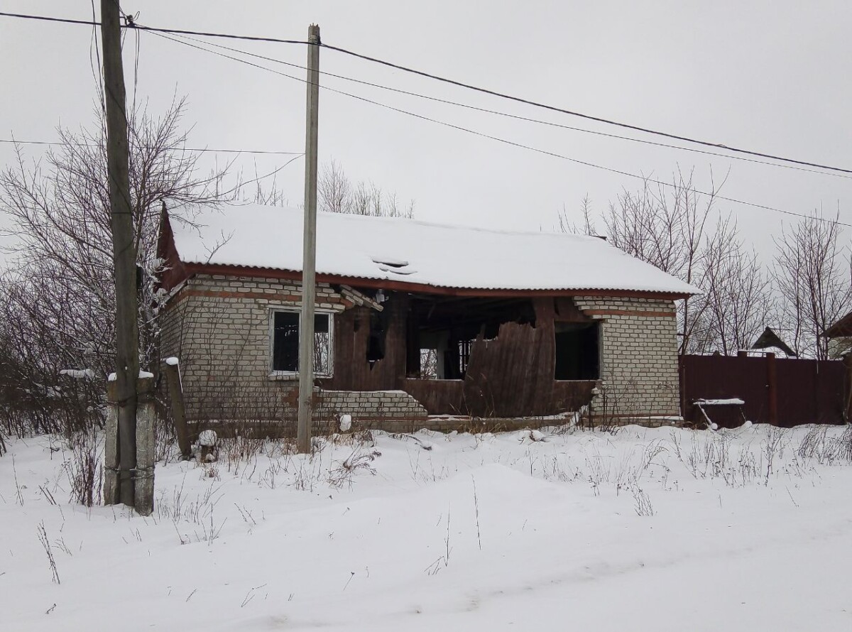 Аварийный дом в селе под Новозыбковом Брянской области рискует разрушиться под тяжестью мокрого снега