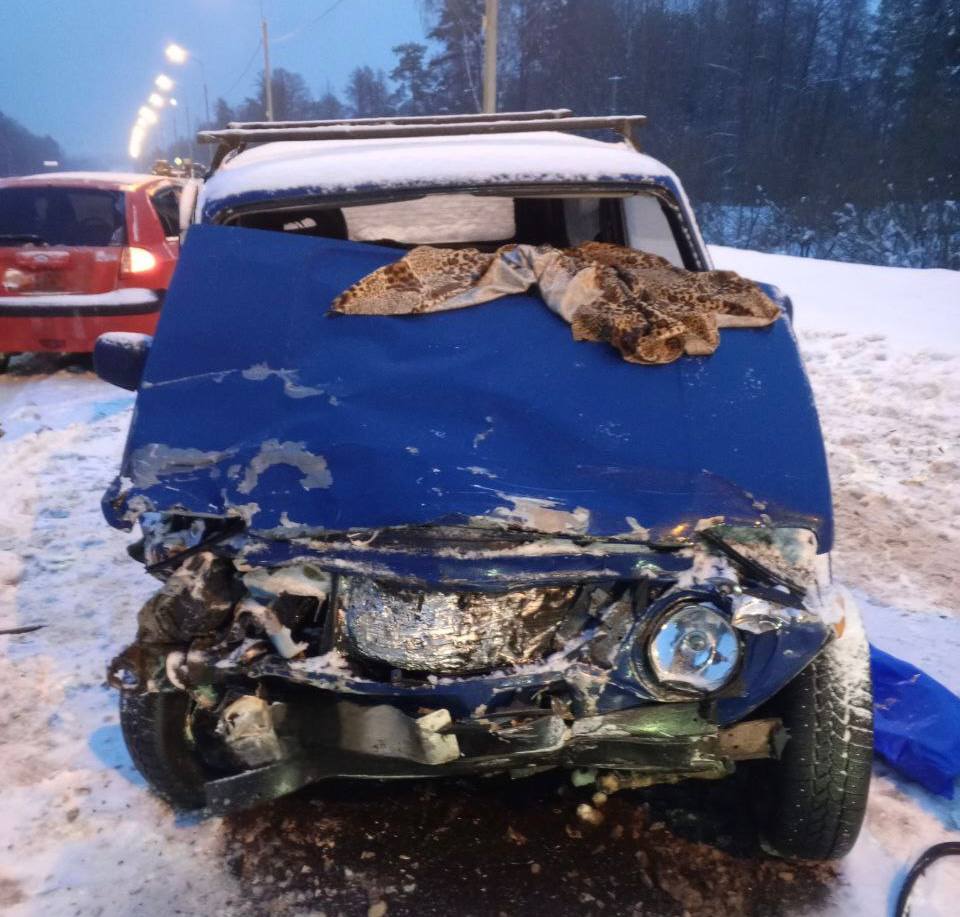 Два человека травмированы при столкновении автомобилей на брянской трассе