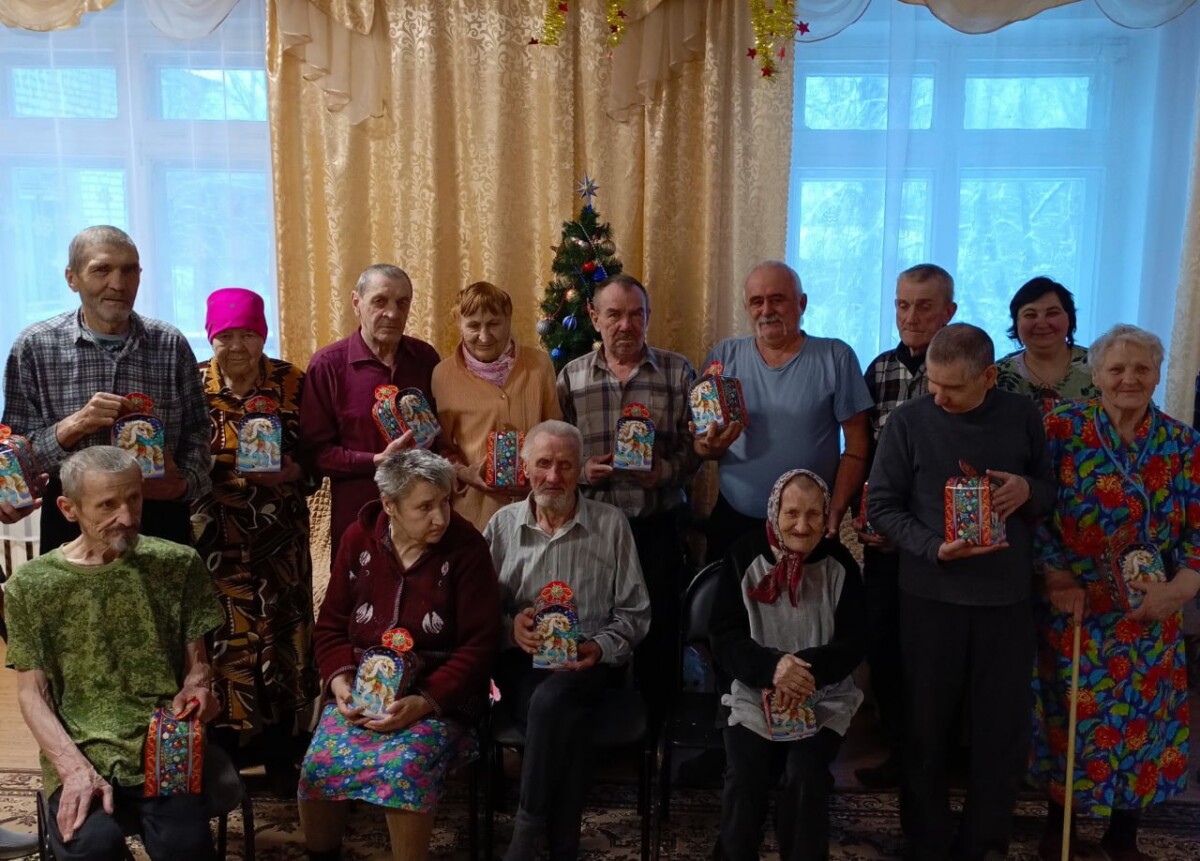 Сотрудники Брянского следкома передали в подшефный дом-интернат новогодние подарки