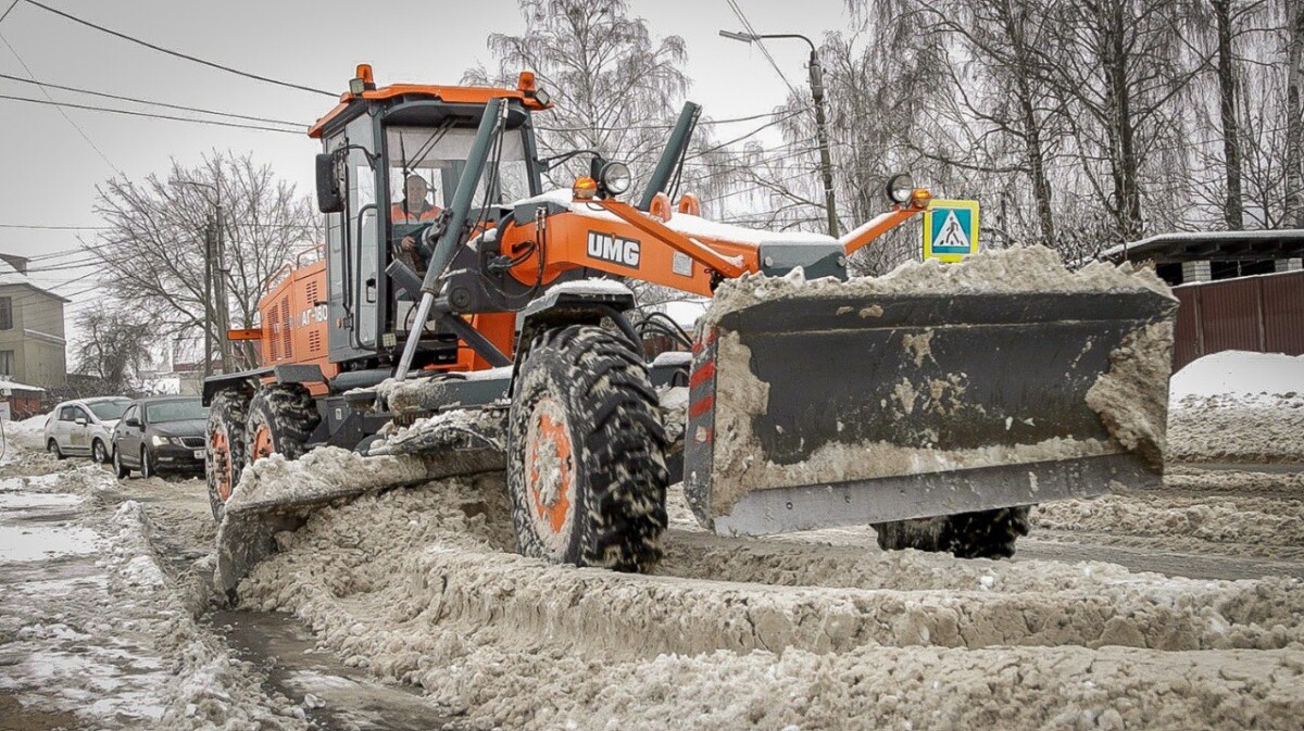 Все имеющиеся грейдеры сегодня работают в Брянске на расчистке улиц в частном секторе