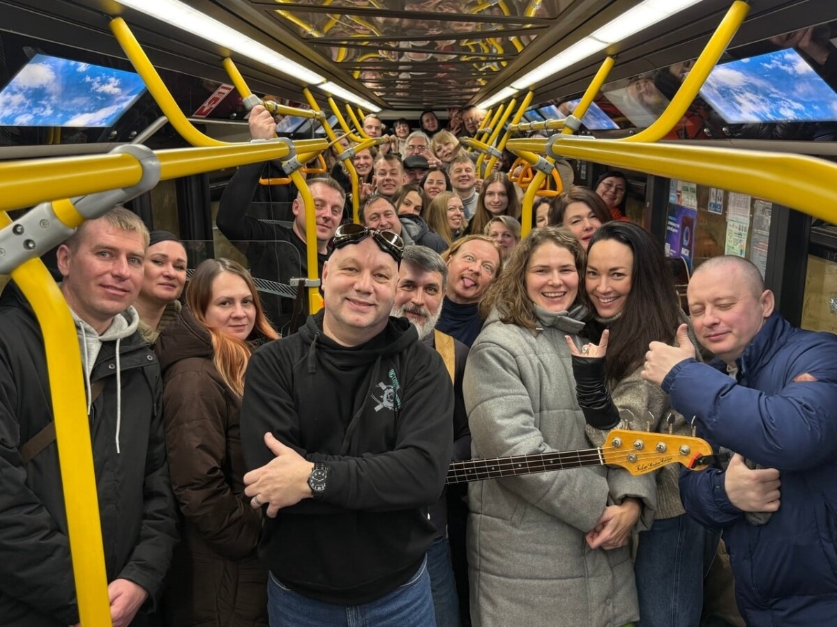 Поющий троллейбус проехал по Брянску