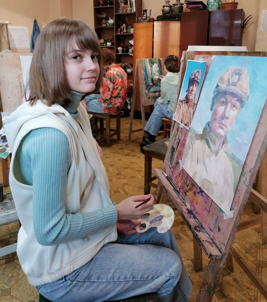 Юные художники рисуют портреты участников СВО из Брянской области
