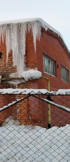 Заледенело здание котельной в Брянской области