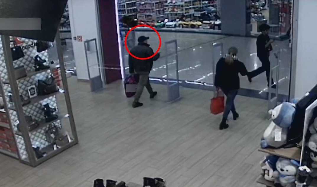 Вор вынес из магазина в Брянске женские сапоги