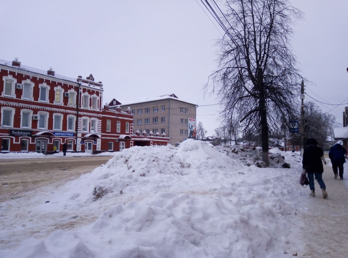 Снежные кучи достигают метровой высоты на улицах Новозыбкова Брянской области