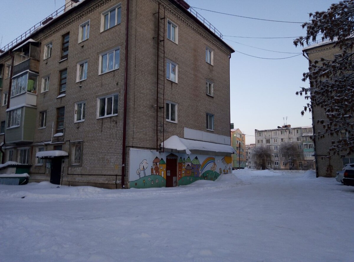 Навесы прогнулись, козырьки засыпаны снегом на многоэтажках Новозыбкова Брянской области