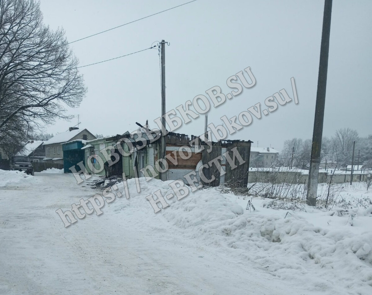 Пожаром повреждена крыша над парикмахерской в Новозыбкове Брянской области