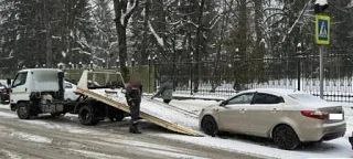 В Брянске водители игнорируют просьбы освободить дворы, а на улицах паркуются под запрещающими знаками