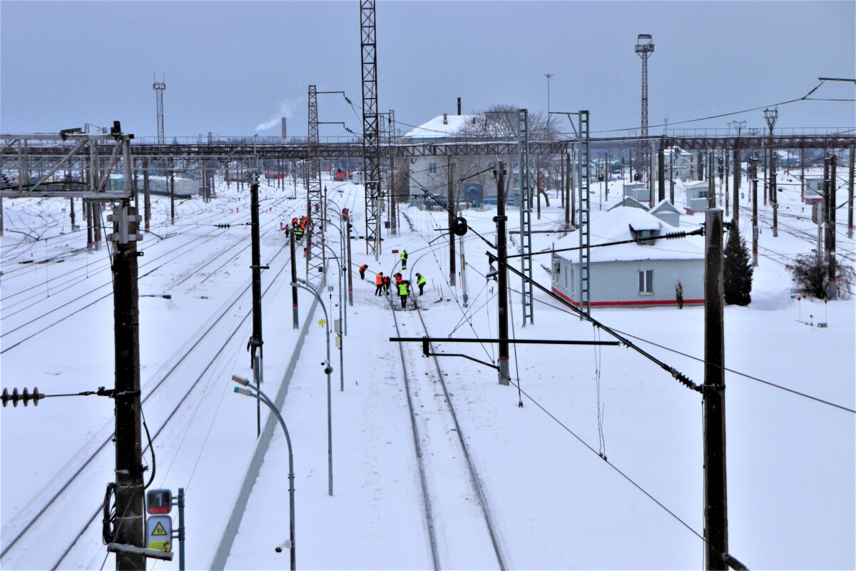 Железнодорожники Брянской области борются с наледью на контактной сети