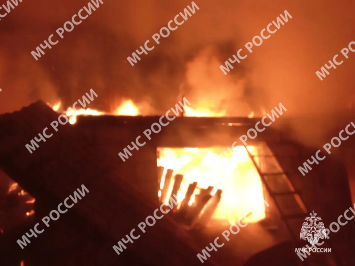 В поселке Брянской области сгорел жилой дом